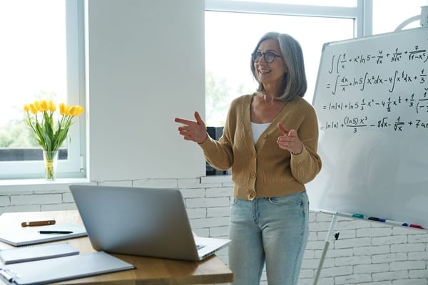 The 7 Jobs Seniors Can Do And Still Have Time To Enjoy Retirement